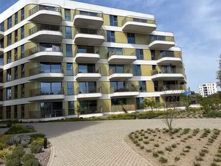 prachtig nieuwbouwappartement met 2 slaapkamers en staanplaa