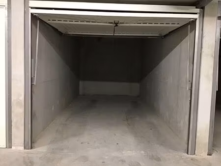 garage au centre de saint cyr sur mer