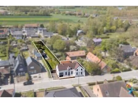 maison avec jardin dans un environnement verdoyant