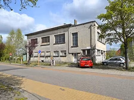 ancien bâtiment de service sncb et son terrain adjacent