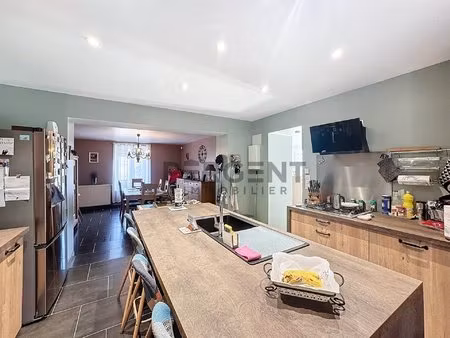 grande maison d'habitation constituee de 2 logements independant