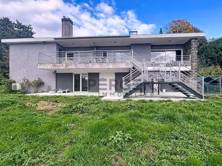 pavillon de 300m2 sur terrain de 4118m2 avec vue degagee