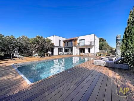 villa de luxe à vendre dans le quartier aiguillon-port
