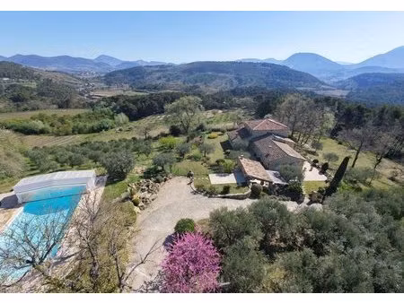 maison provençale avec piscine et superbe environnement