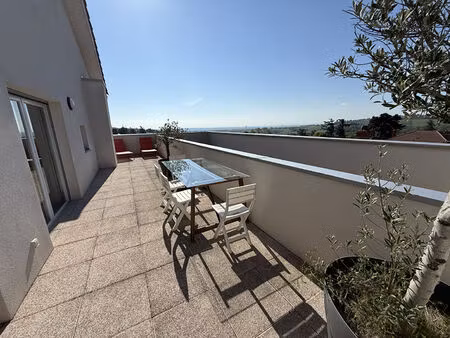 t4 avec deux grandes terrasses avec vue et garage.