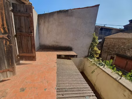 maison de village avec terrasse et garage à rénover complètem