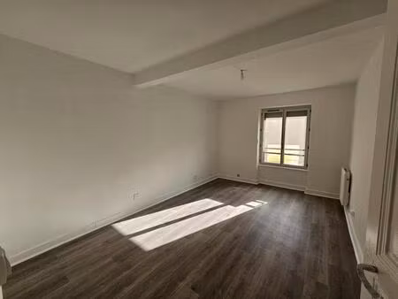 chazelles sur lyon - f2 avec parking privé