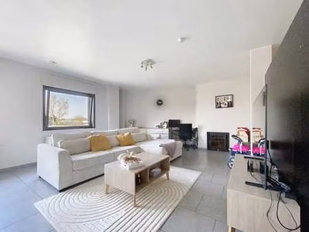 bel appartement 2 chambres avec garage 2 voitures. libre de