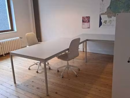 bureau lumineux dans 1 bâtiment de co-working