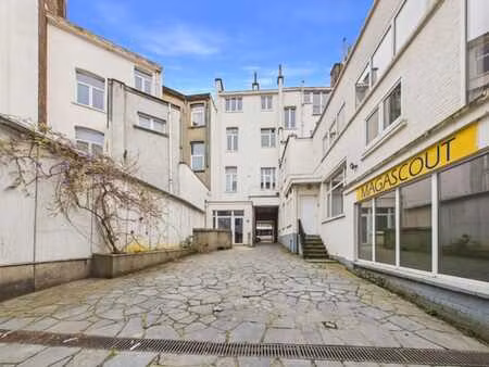 bureau +- 50m² + entrepôt +- 200m² – porte de hal