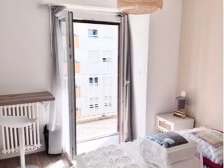 chambre  hyper-centre annemasse proche gare ?