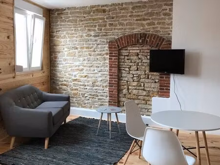 loue très chaleureux f2 au centre ville de montbéliard avec place de parking