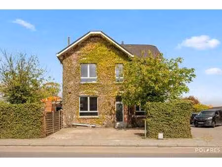 appartement prêt à emménager avec cour et place de parking.