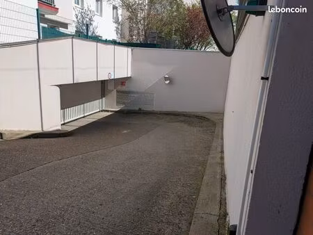 place de parking sécurisée - rer a boissy