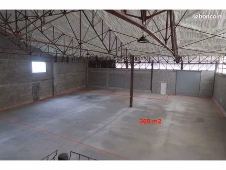 entrepôt de 364 m² / stockage / hangar / aire de retournement de 800 m2