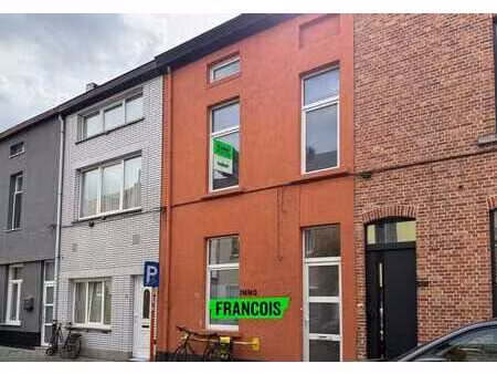 maison de 3 chambres à coucher récemment rénovée à louer