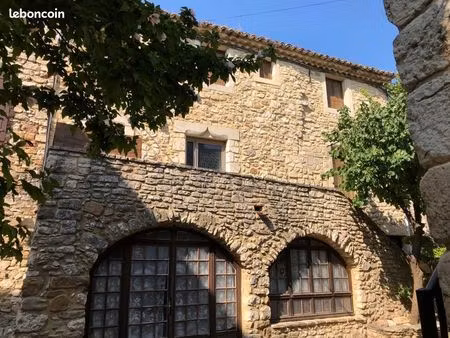 loue maison à aiguèze  avec terrasse et deux étages