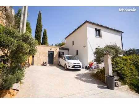 maison familiale moderne de 142 m² avec piscine et prestations haut de gamme