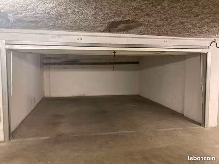 garage fermé 2 places 35 m²