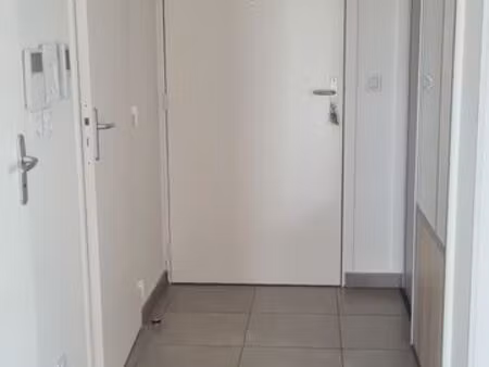 t2 récent 42 m² terrasse 13 m² parking proche tram