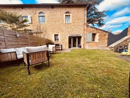 belle maison en pierre dorée