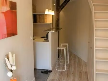 exclusivité proche montorgueil. très bel appartement f1 + mezzanine calme et refait à neuf