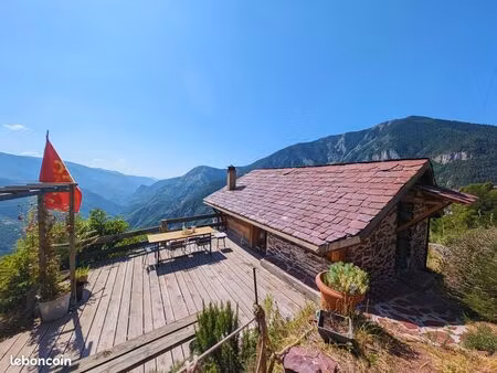 sur 2 829 m² de terrain - deux maisons en pierre et bois de 3 pièces chacune et une bulle