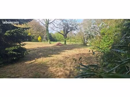 très grand terrain à bâtir viabilisé - calme - proche commerces