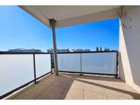 t3 traversant avec terrasse et parking