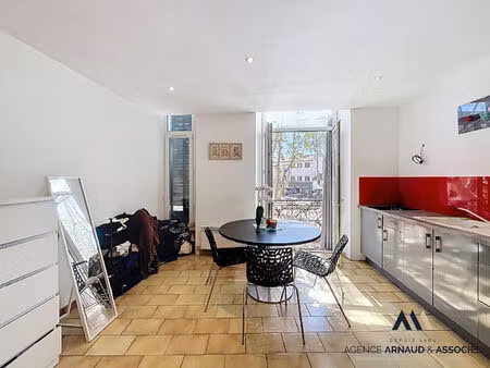 grand studio avec débarras au coeur de la place du village