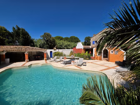 mas provençal avec gîtes à arles