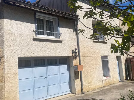 maison avec garage et jardin à 10 mètres.