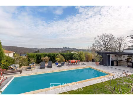 maison de charme raffinée avec jardin bucolique et piscine