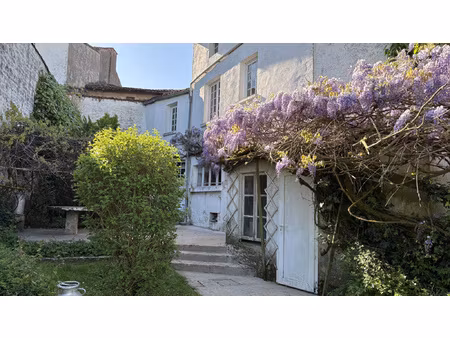maison de ville avec jardin à chef-boutonne