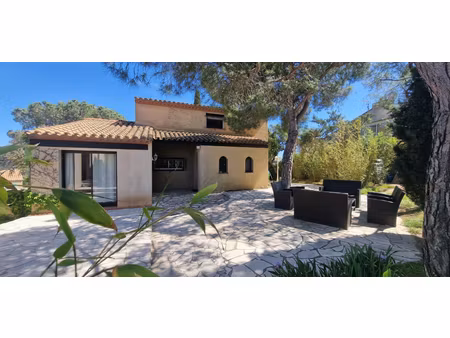 villa 4 faces parcelle 720 m²