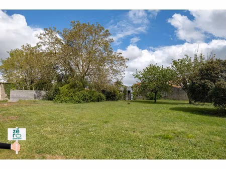 beau terrain constructible idéalement situé centre bourg