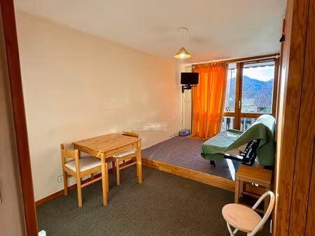 studio station isola 2000