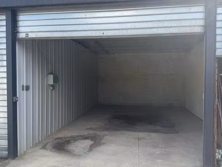 garage / box de stockage 40 m' (8m x 5m) - sécurisé avec électricité
