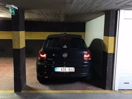 emplacement de parking intérieur pour voitures citadines