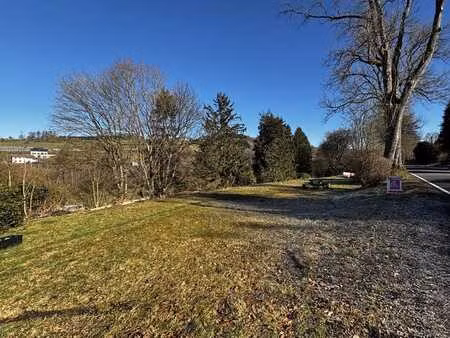 beau terrain en zone d'habitat dans le village de pont