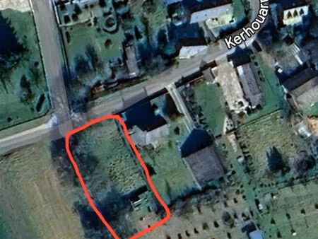 terrain de loisirs dans très joli hameau proche rivière et forêt