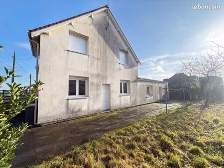 maison semi mitoyenne avec jardin et garage