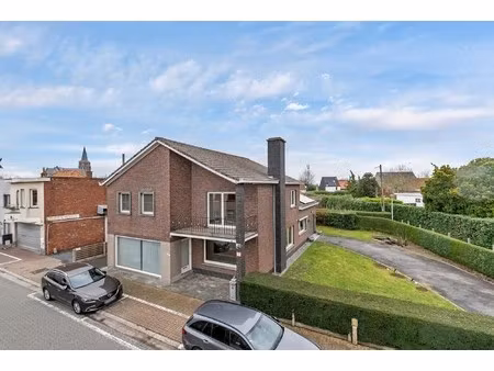 zeer ruime woning met handelsruimte  garages en zonnige tuin