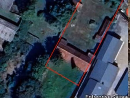 ancien corps de ferme sans maison sur terrain de1660 m² clos