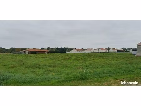 terrain 855 m² maringues