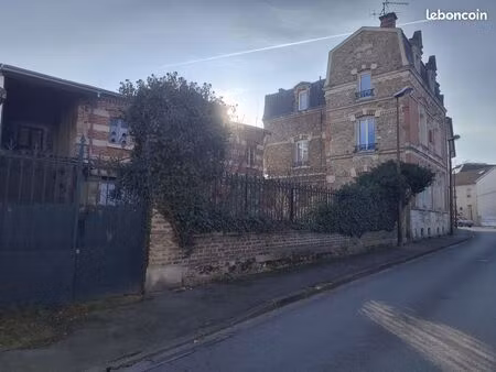 bâtisse de caractère en pierre et briques