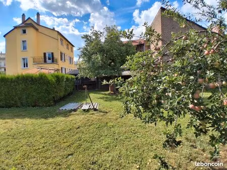 corps de ferme sur 26 ares (immeuble de 3 appts + grange réhabilitable)
