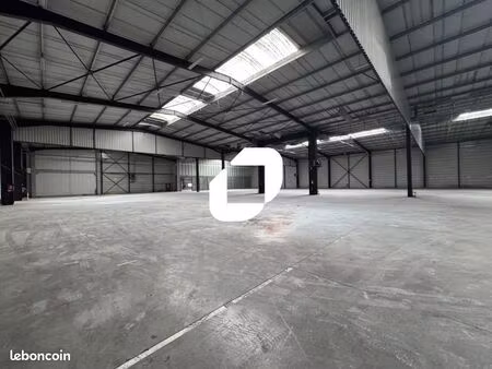 local industriel 4 858 m²