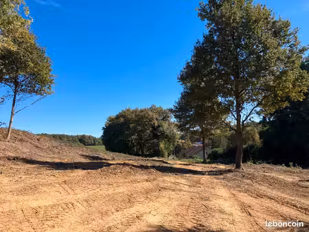 terrain constructible 1590 m2 au centre de boumourt