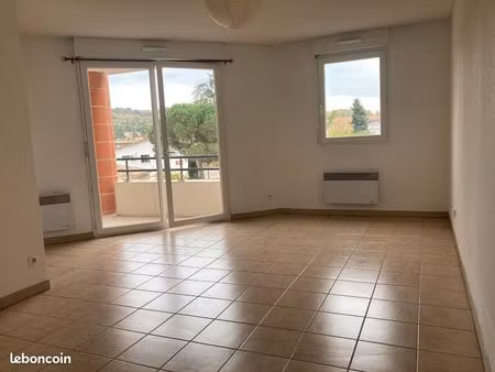 très bel appartement avec terrasse et parking